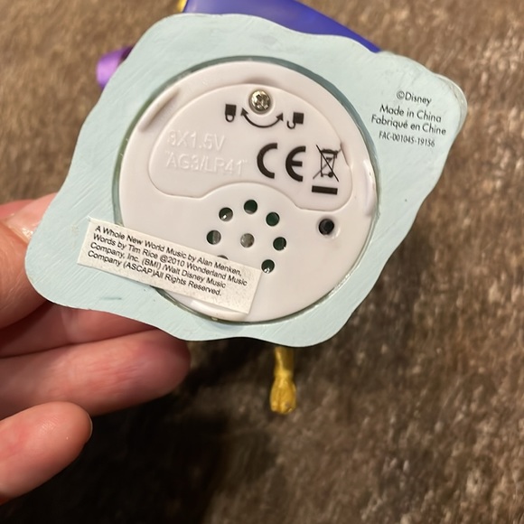 Disney 2015 Sketchbook Christmas Singing Ornament Aladdin Jasmine Magic Carpet - Picture 4 of 6